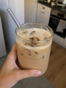 Café helado proteico preparado con proteína de vainilla