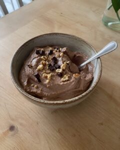 Helado proteico de chocolate y plátano con frutos secos